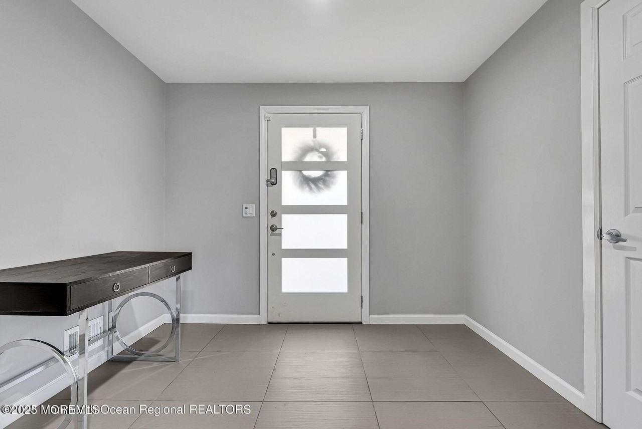 17 Roslyn Dr - Photo 2 of 23