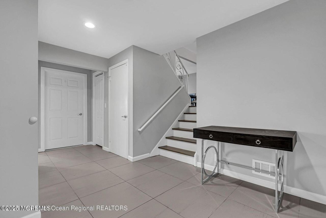 17 Roslyn Dr - Photo 3 of 23