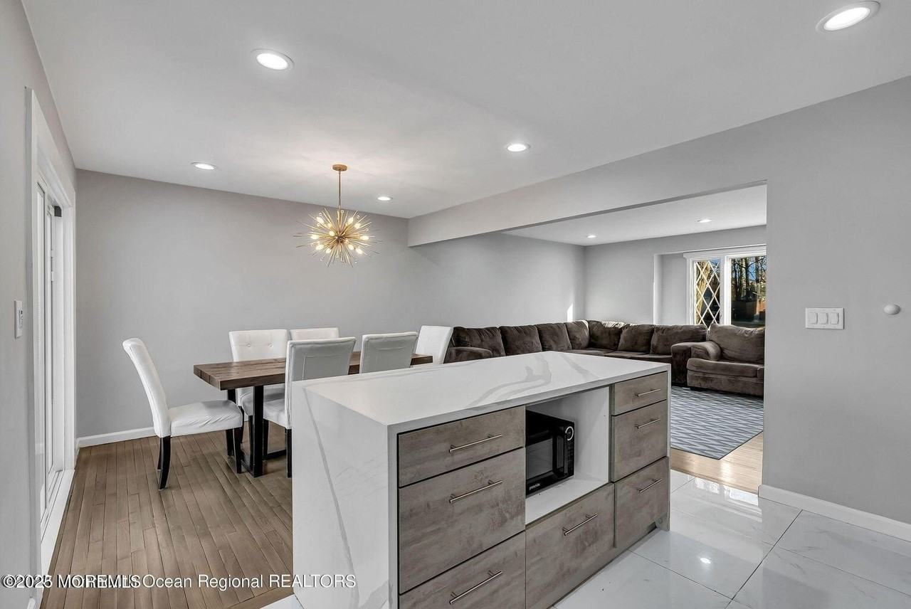 17 Roslyn Dr - Photo 6 of 23