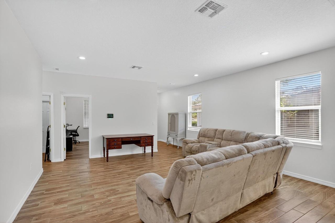 Pineview Dr - Photo 6 of 11