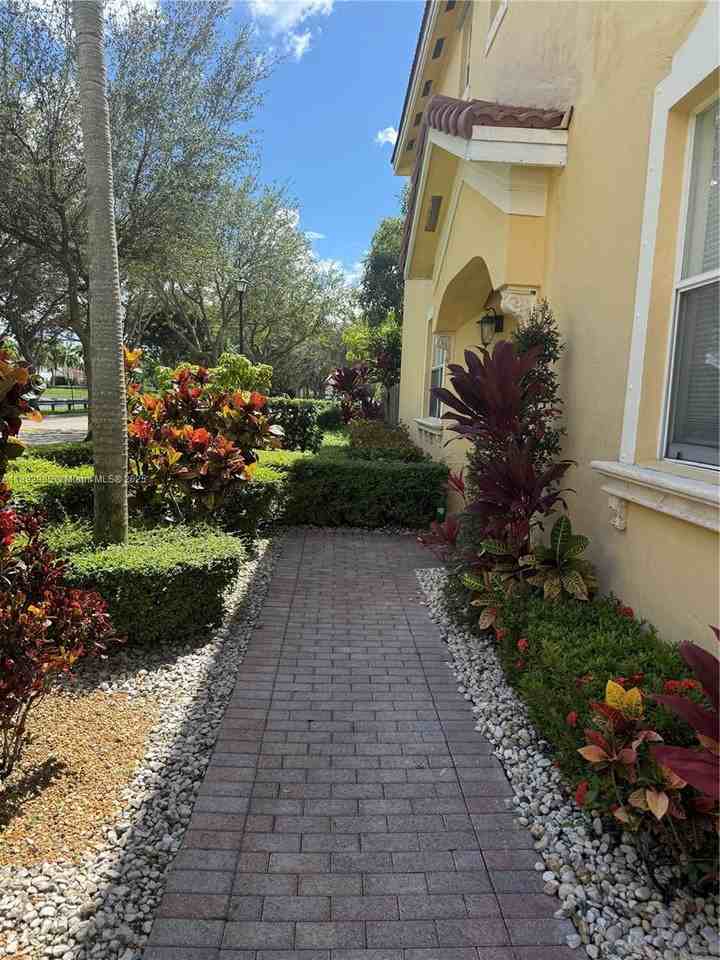 15030 Sw 9th Ter - Photo 2 of 8