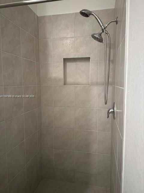 390 Ne 12th St - Photo 4 of 8