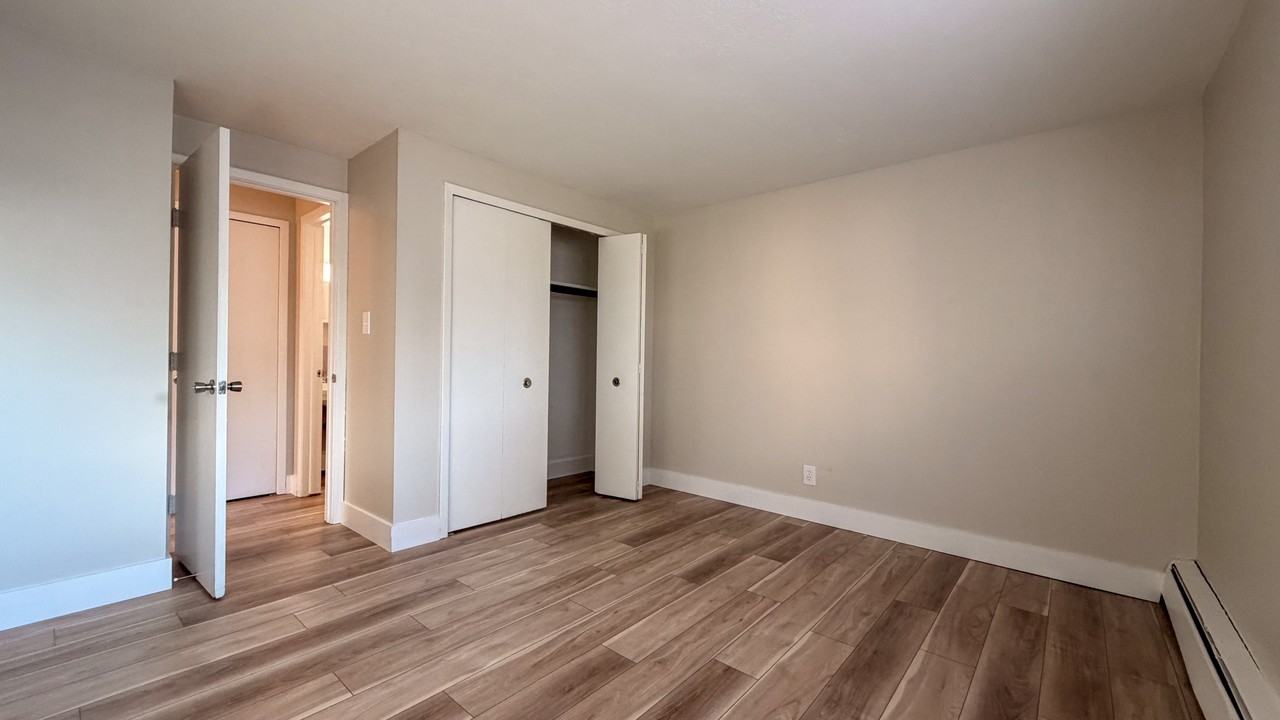 Valley York Apartments - Photo 6 of 39