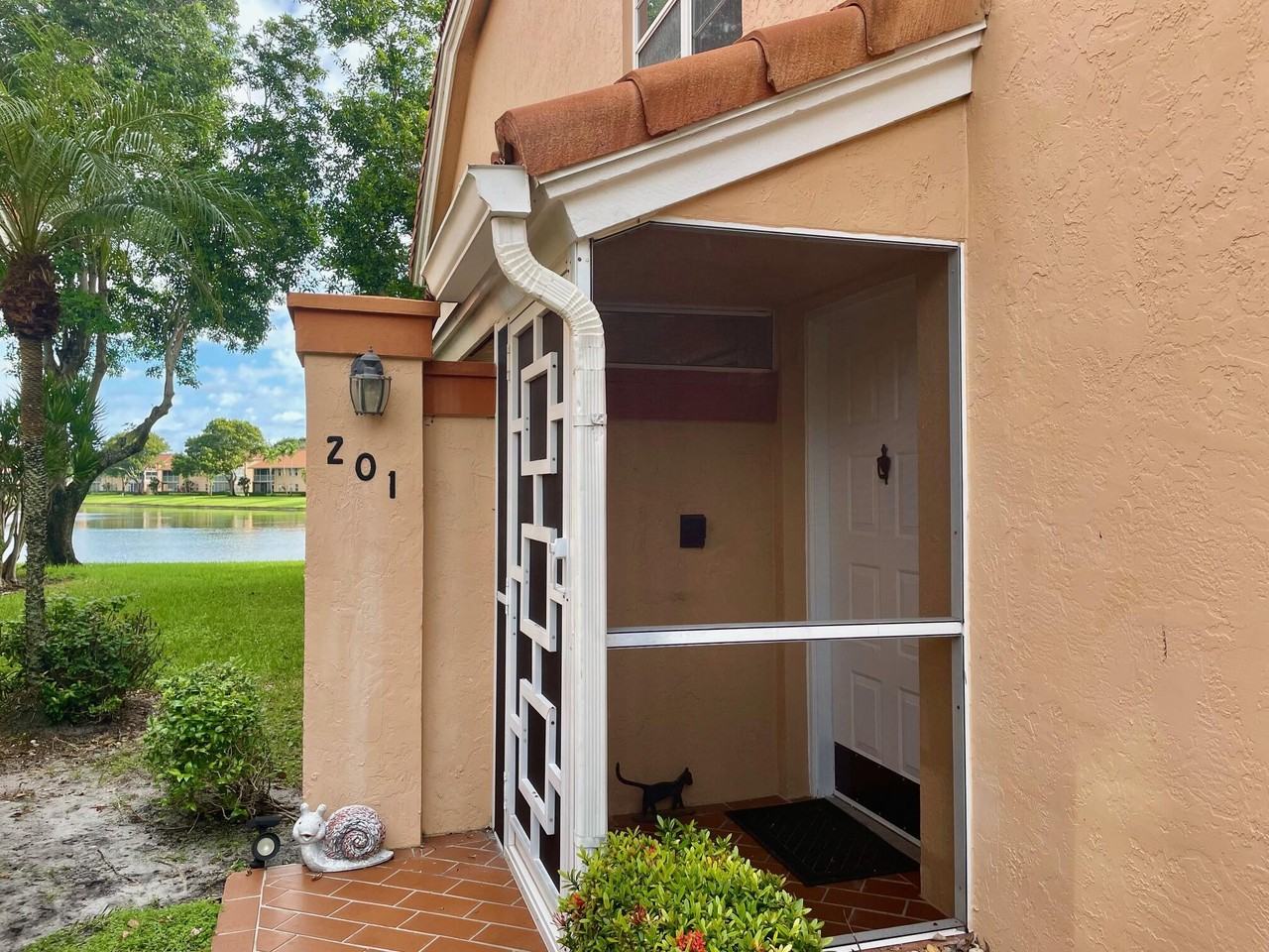 9709 Shadybrook Dr - Photo 3 of 50