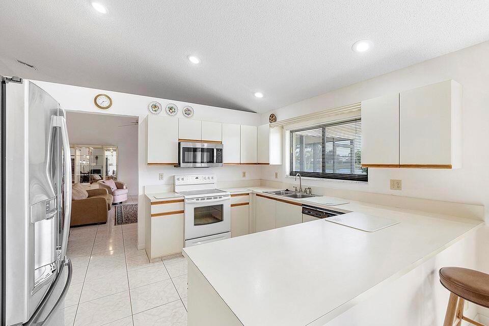 9525 El Clair Ranch Rd - Photo 3 of 15