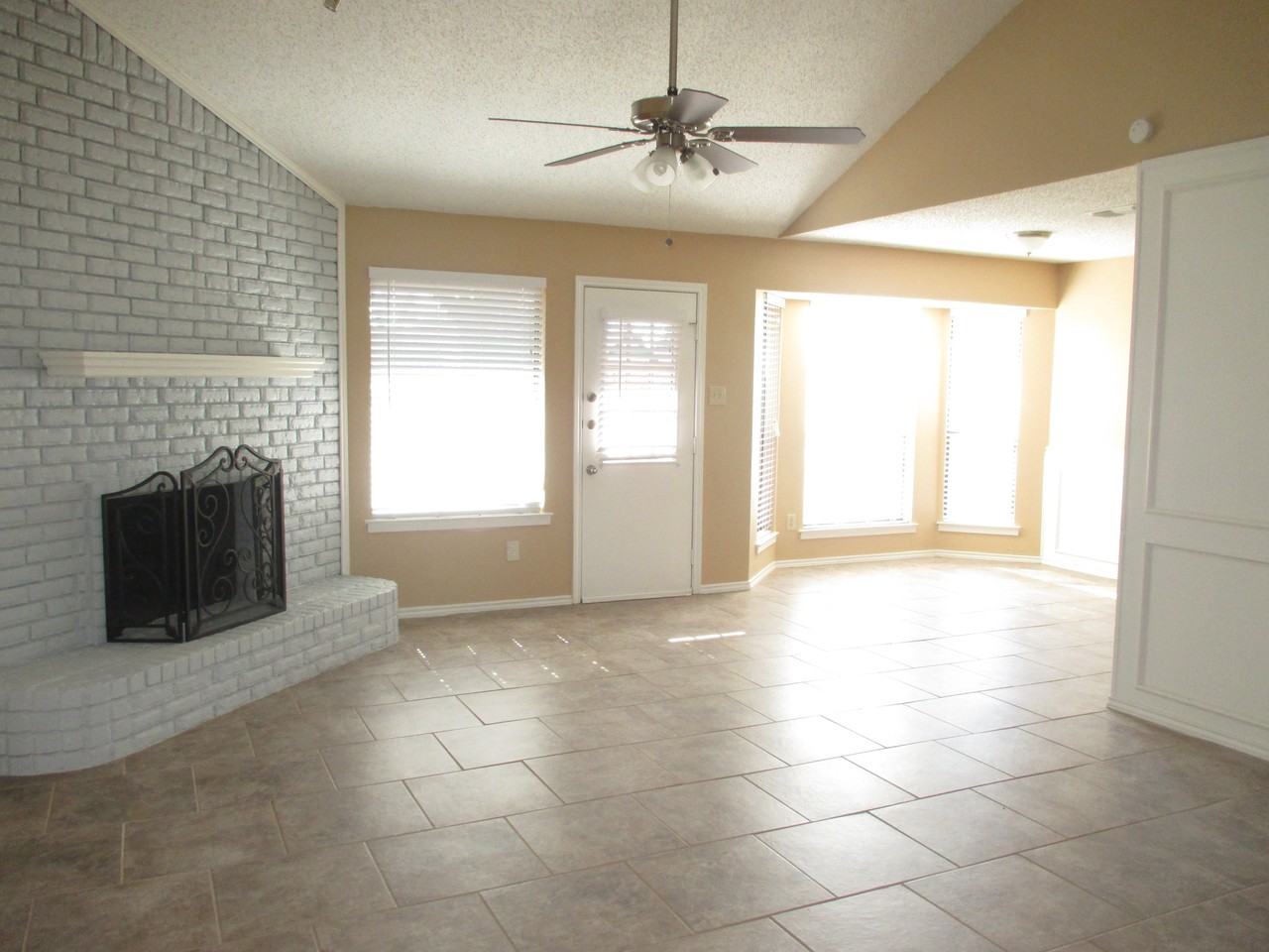 2821 S Meadow Dr - Photo 2 of 16