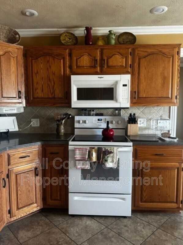 589 Southeast Saint Johns Street - Photo 2 of 3