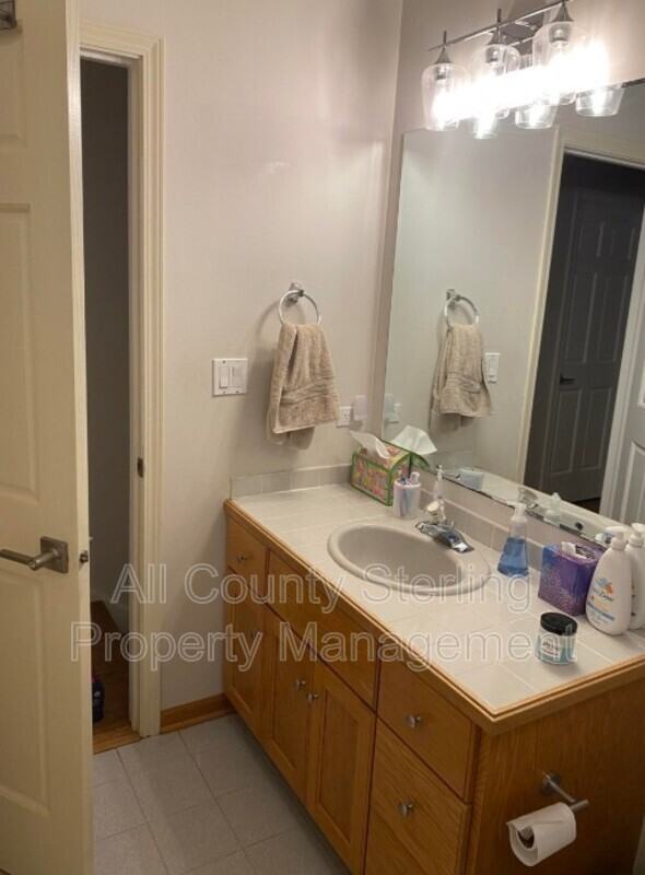 589 Southeast Saint Johns Street - Photo 3 of 3