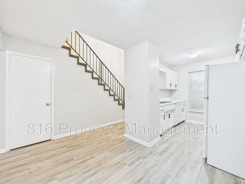 7939 Nw 79th Pl - Photo 7 of 39