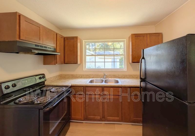 1741 Callahan St - Photo 4 of 18