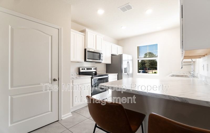 425 Running Woods St - Photo 2 of 22