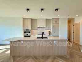 featured image of 3200 Lakeshore Rd