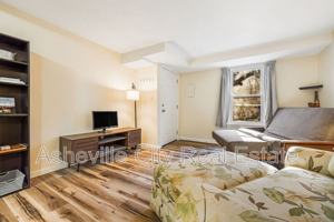 featured image of 1 Manila St #C