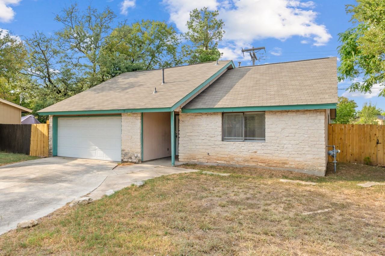 1402 Oakmeadows Cove - Photo 2 of 27