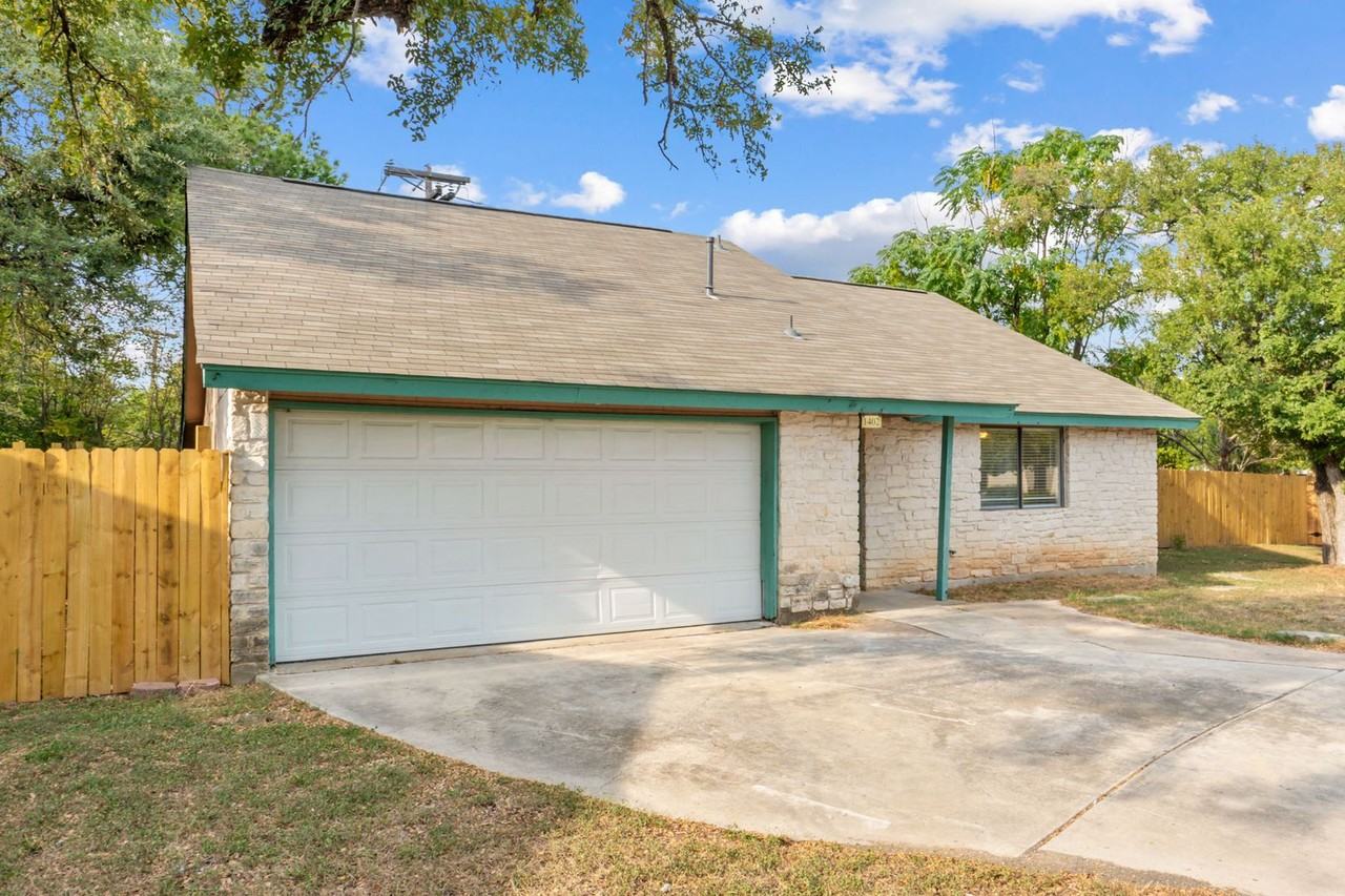 1402 Oakmeadows Cove - Photo 3 of 27