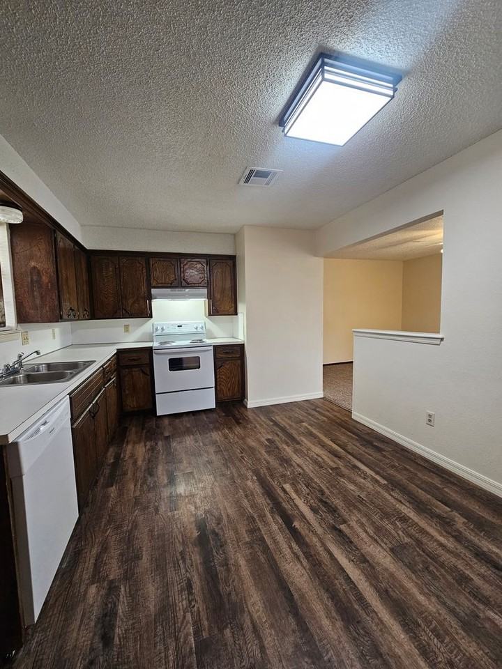 1515 Elk Cir - Photo 6 of 17