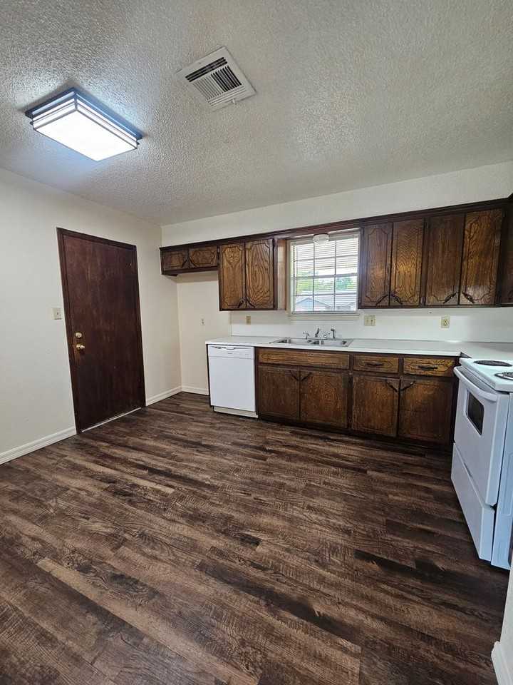 1515 Elk Cir - Photo 7 of 17