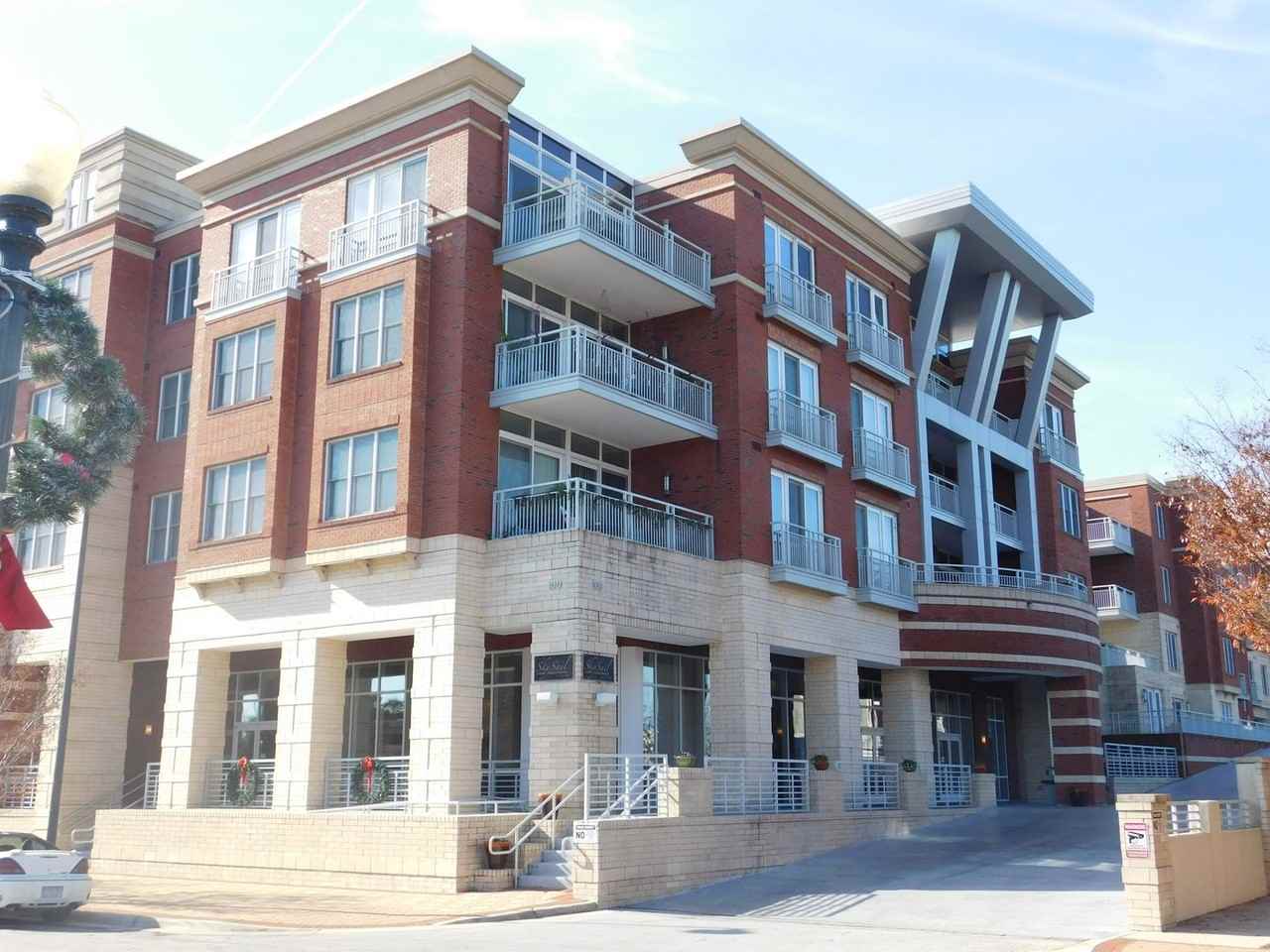 327 327 Skysail Condominium - Photo 2 of 9