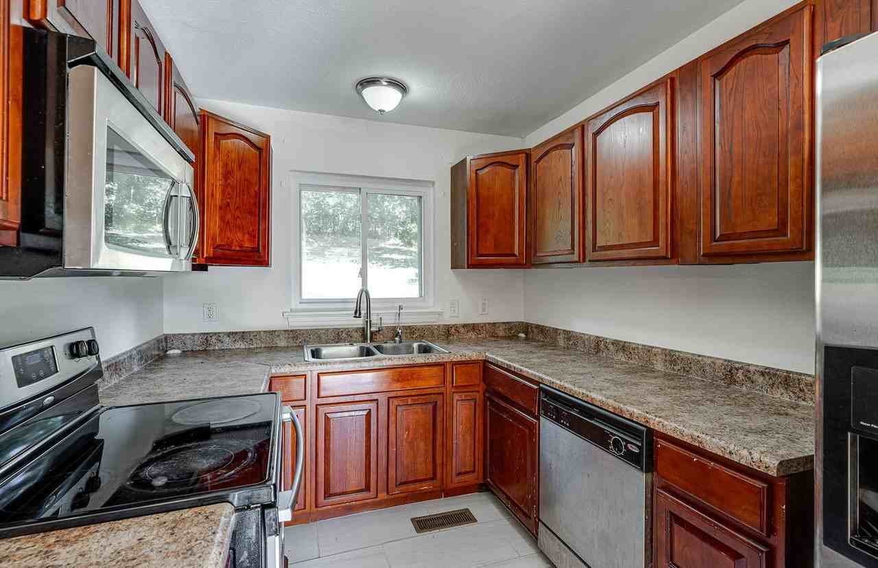 711 Moore St - Photo 2 of 10