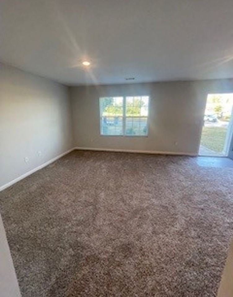 564 Elles Way - Photo 2 of 11