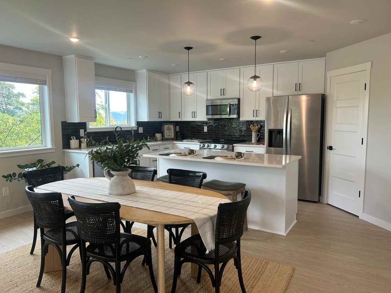 543 Northwest Drake Street - Photo 2 of 8