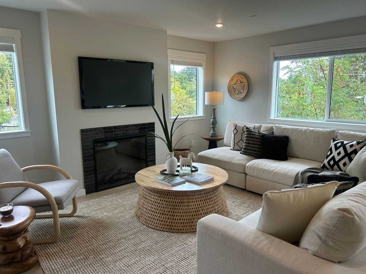 543 Northwest Drake Street - Photo 3 of 8