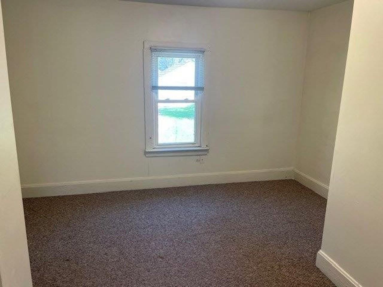 605 F St Ne - Photo 7 of 8