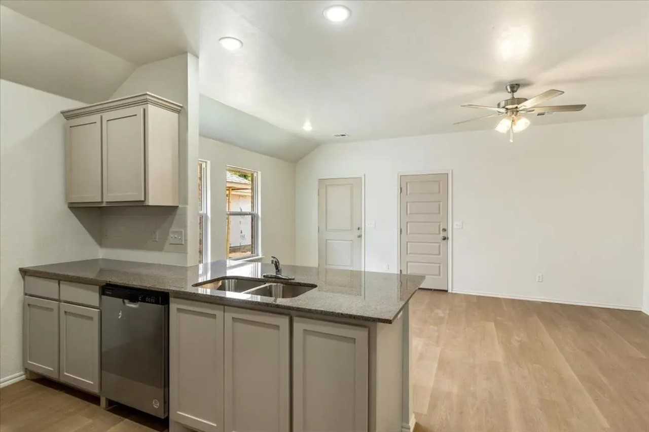 1312 Sw New York Ave - Photo 5 of 16