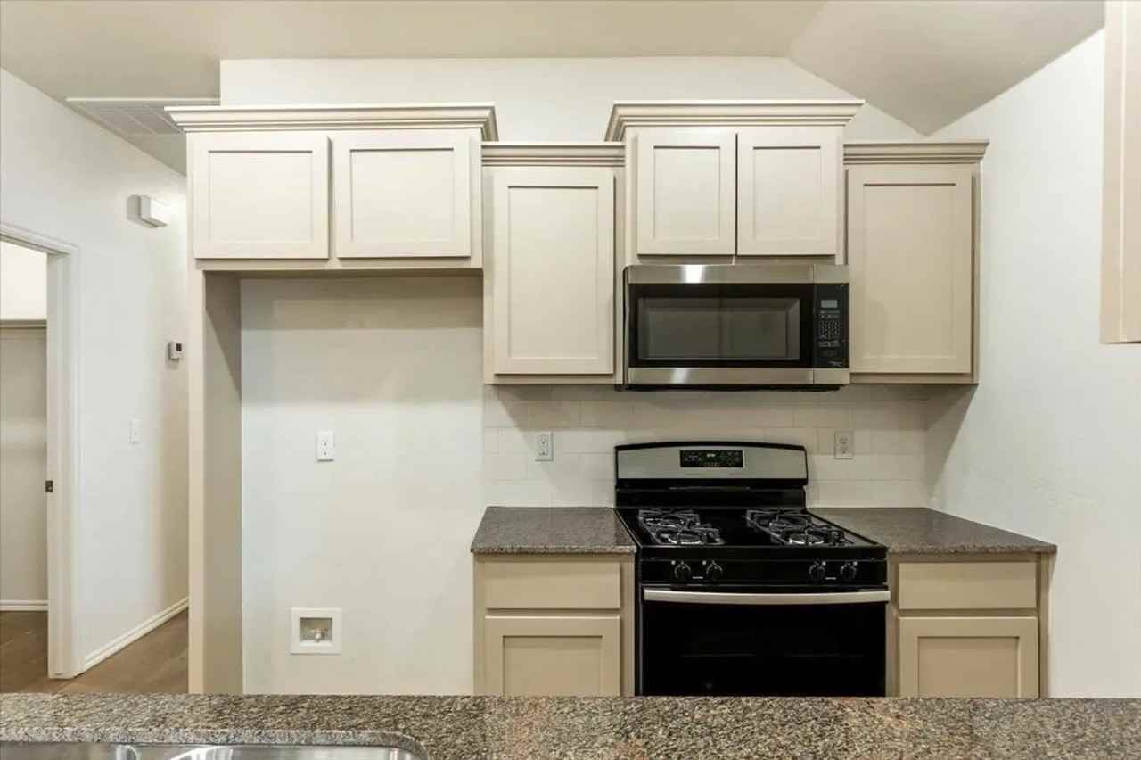 1312 Sw New York Ave - Photo 6 of 16