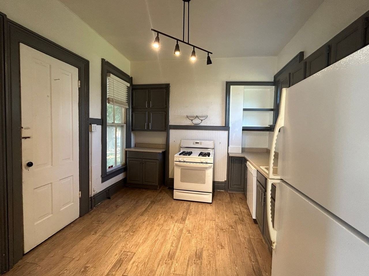 1415 Pershing Ave - Photo 5 of 17