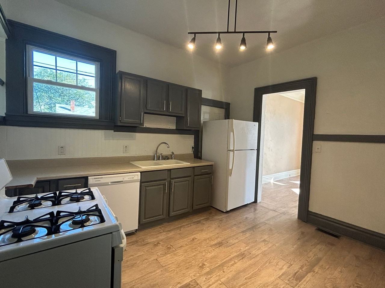 1415 Pershing Ave - Photo 6 of 17