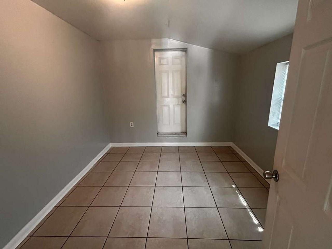 8211 N 17th St - Photo 3 of 8