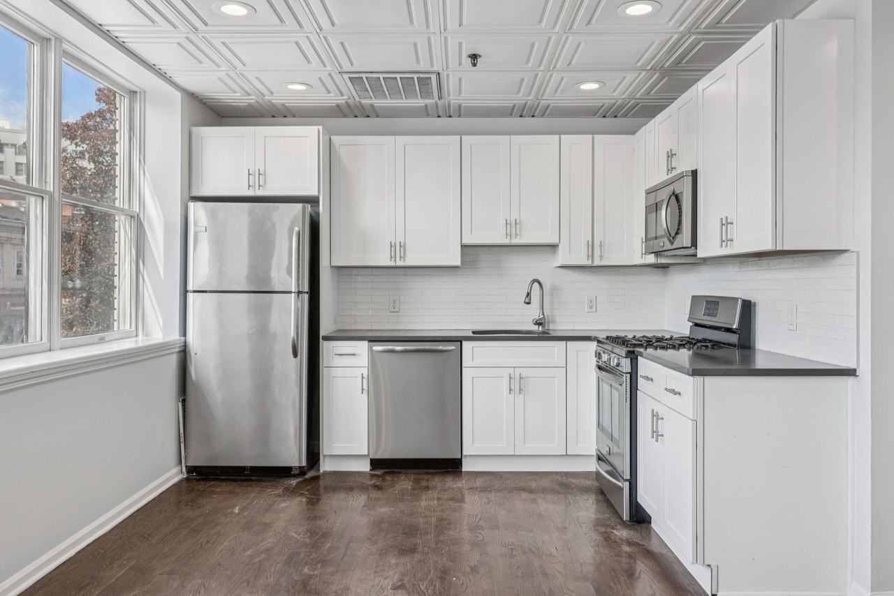 331 Bloomfield Ave - Photo 5 of 17