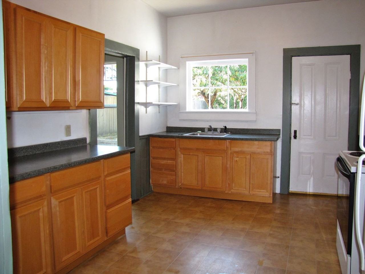1042 Blaine St - Photo 7 of 13