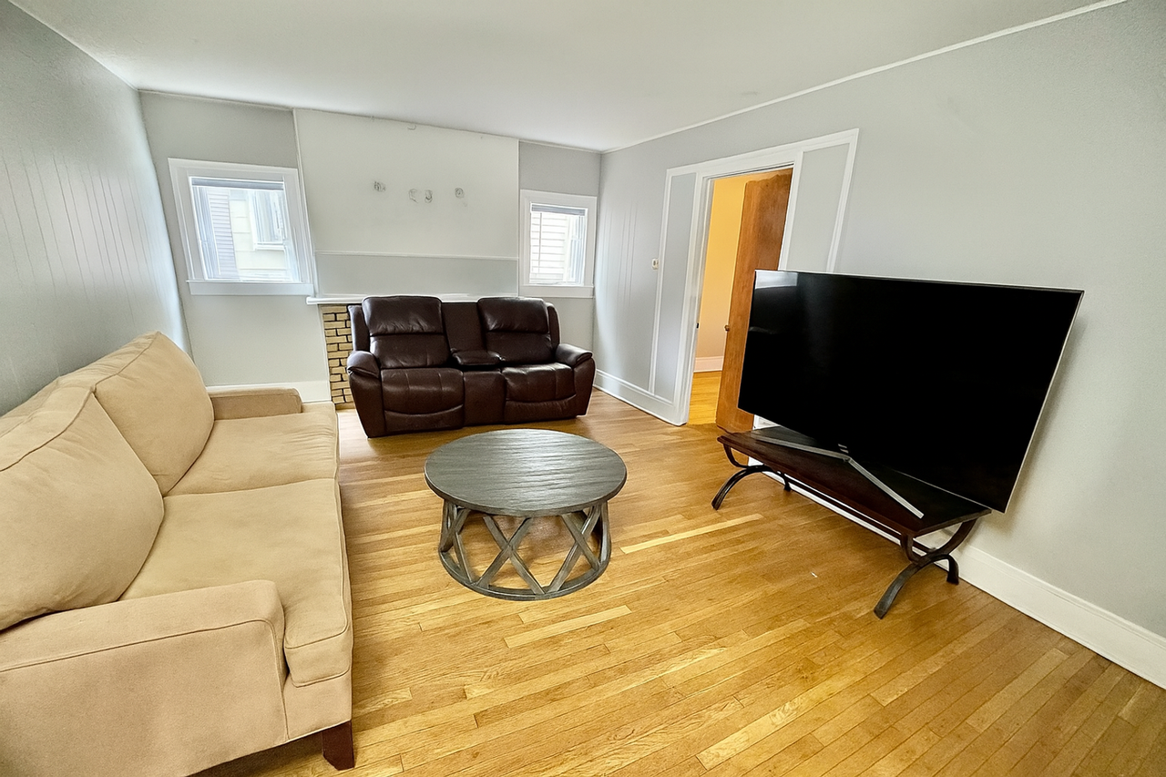 920 Dewey Ave - Photo 3 of 23