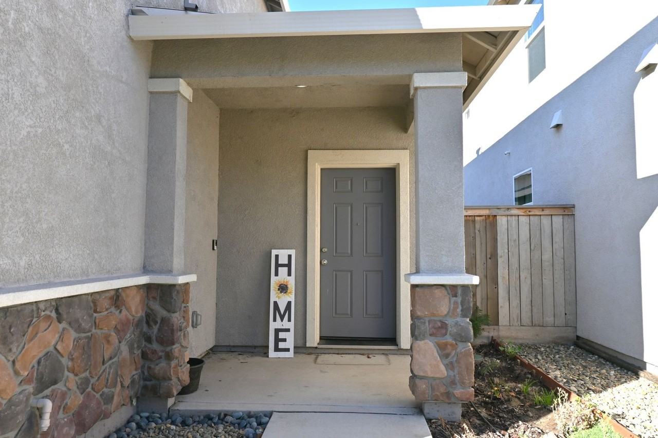 715 Bluestone Drive - Photo 3 of 25