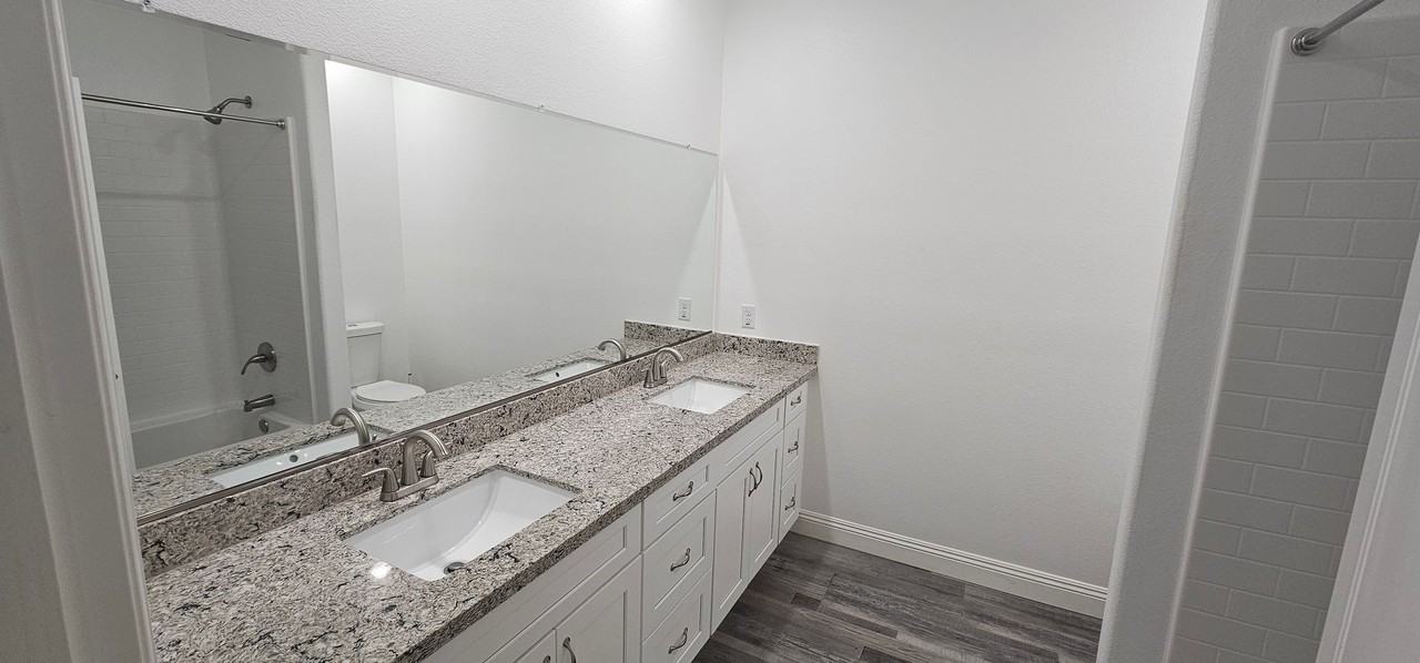 818 Beach Ct - Photo 7 of 20