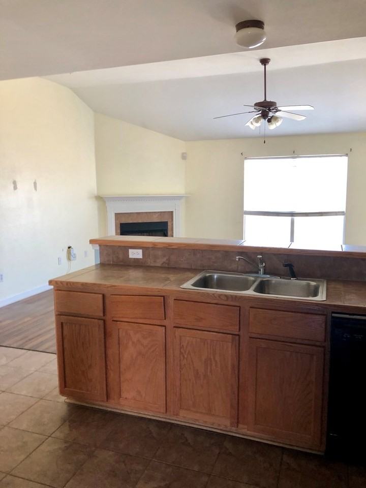 5239 Hemingway Dr - Photo 3 of 12