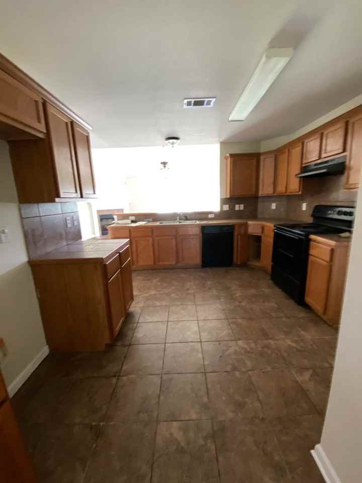 5239 Hemingway Dr - Photo 4 of 12