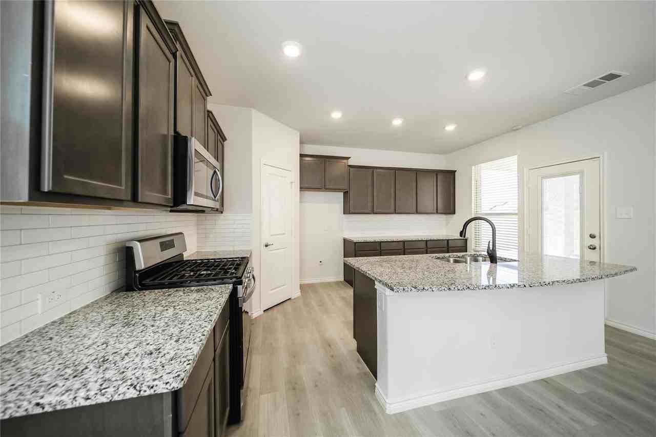 1809 Ferguson Ln - Photo 6 of 36