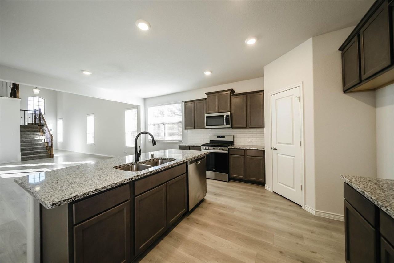 1809 Ferguson Ln - Photo 7 of 36