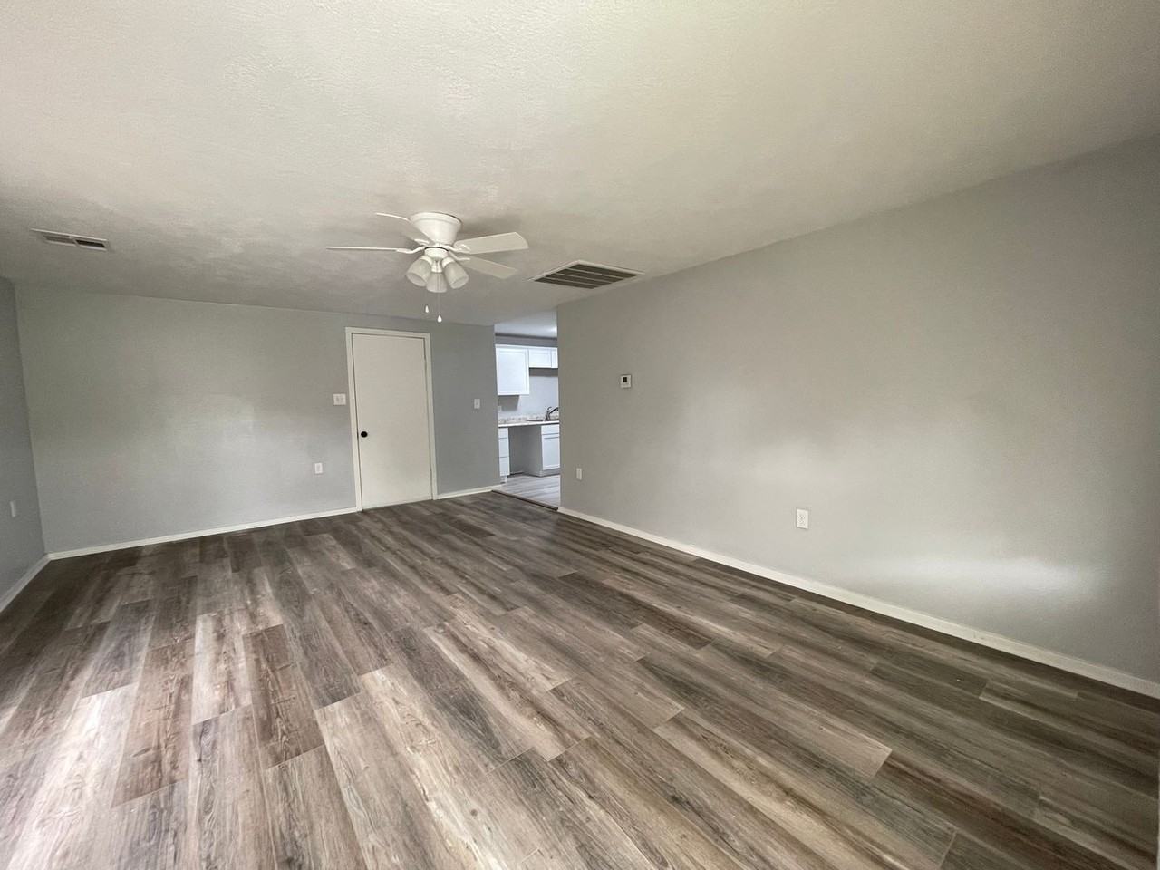 605 N Irwin St - Photo 2 of 11