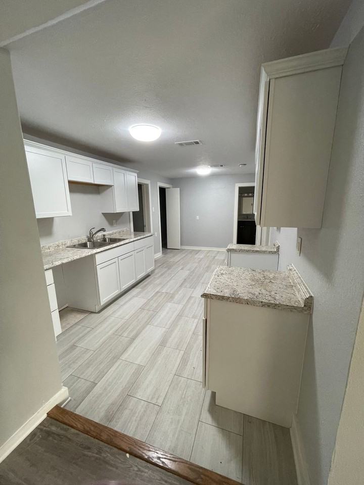 605 N Irwin St - Photo 3 of 11