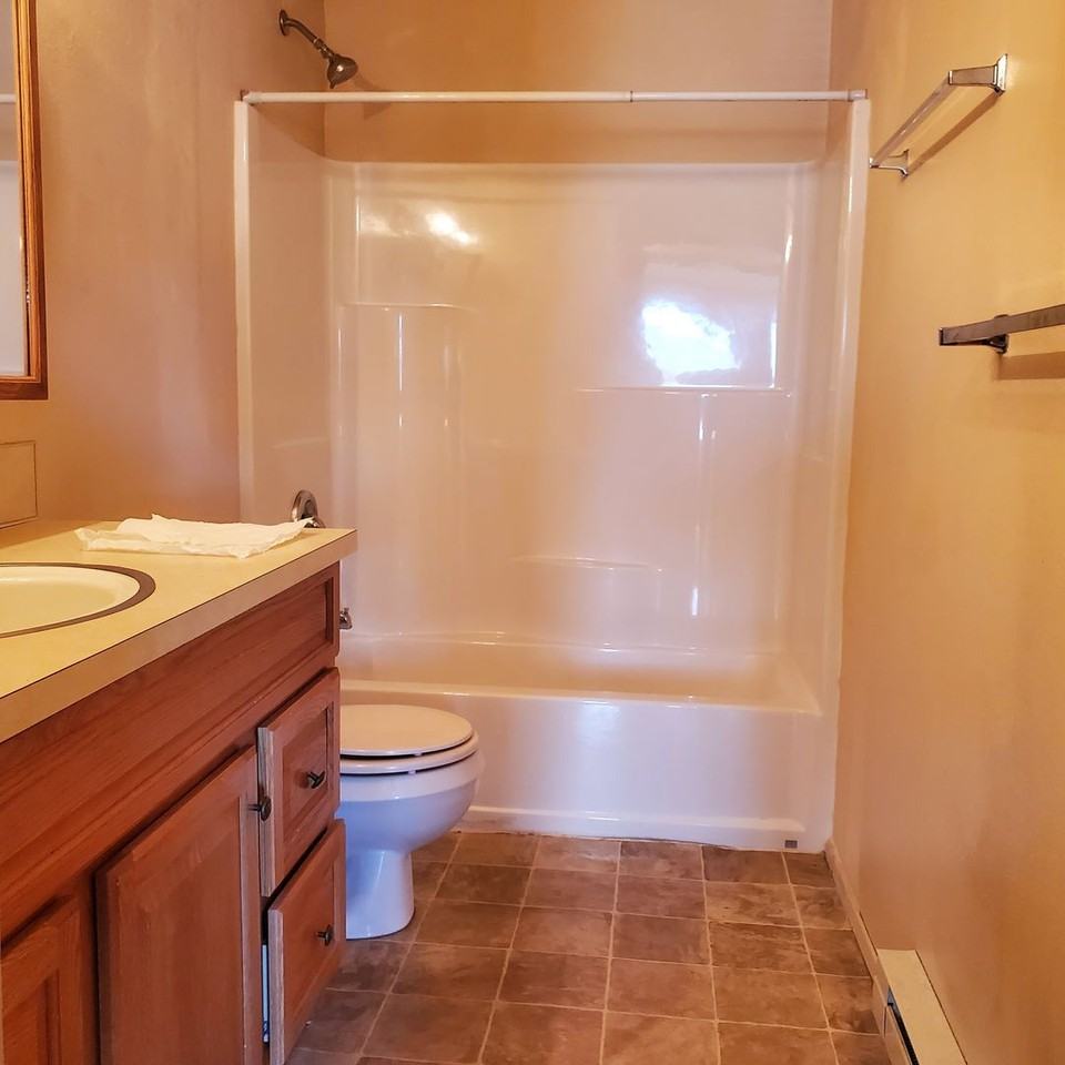 206 E H St - Photo 7 of 25