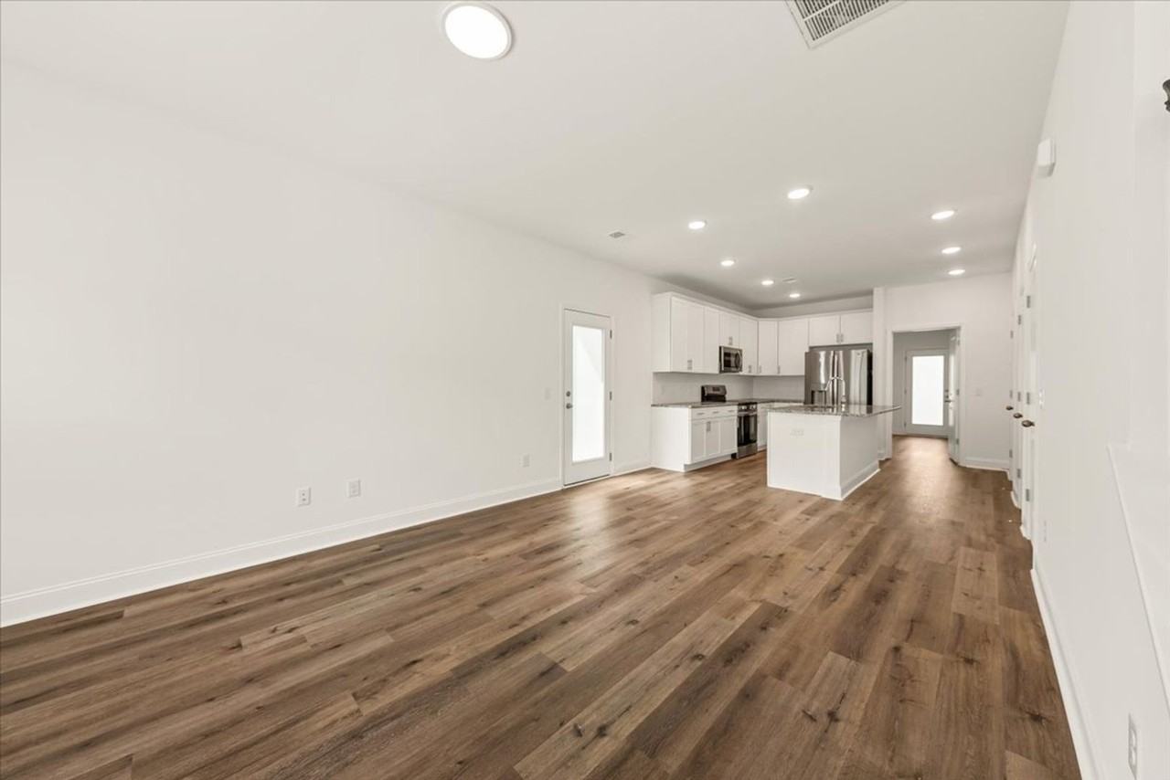 801 Twin Rivers Dr - Photo 2 of 23