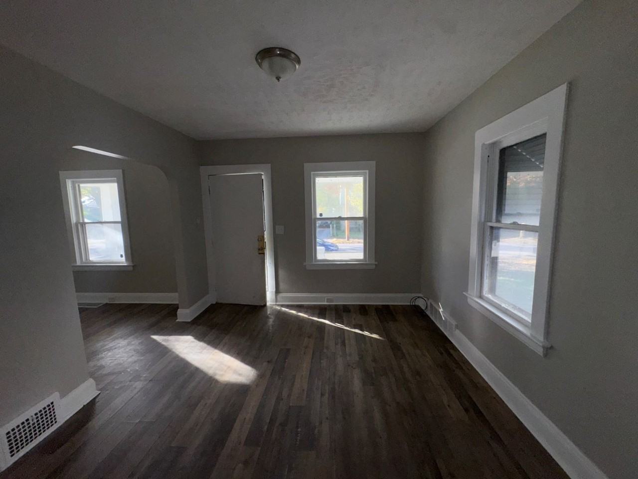 9905 Dunlap Ave - Photo 4 of 39