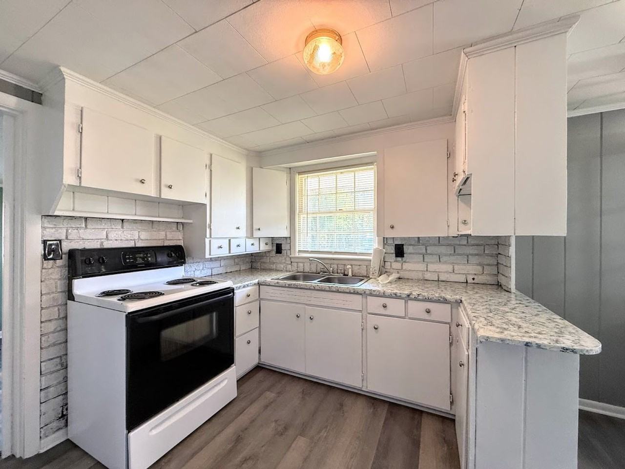 209 E 21st St - Photo 3 of 22