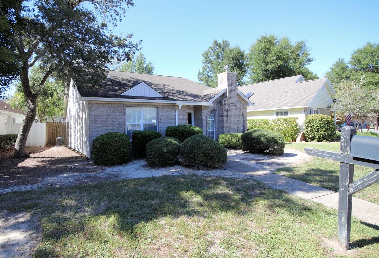 243 Parkwood Cir - Photo 3 of 34