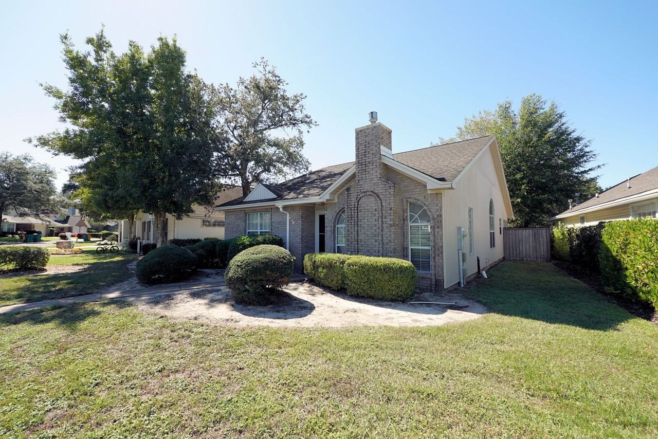 243 Parkwood Cir - Photo 4 of 34