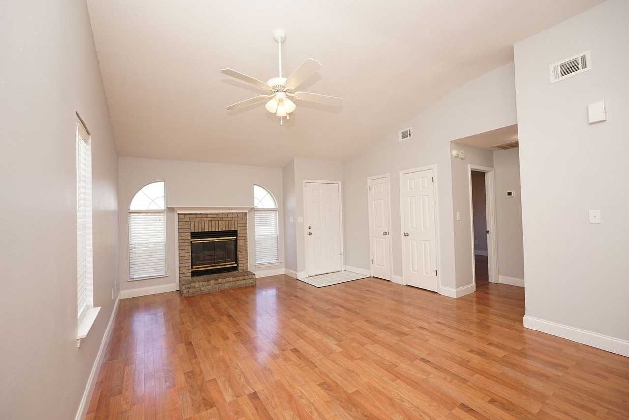 243 Parkwood Cir - Photo 7 of 34